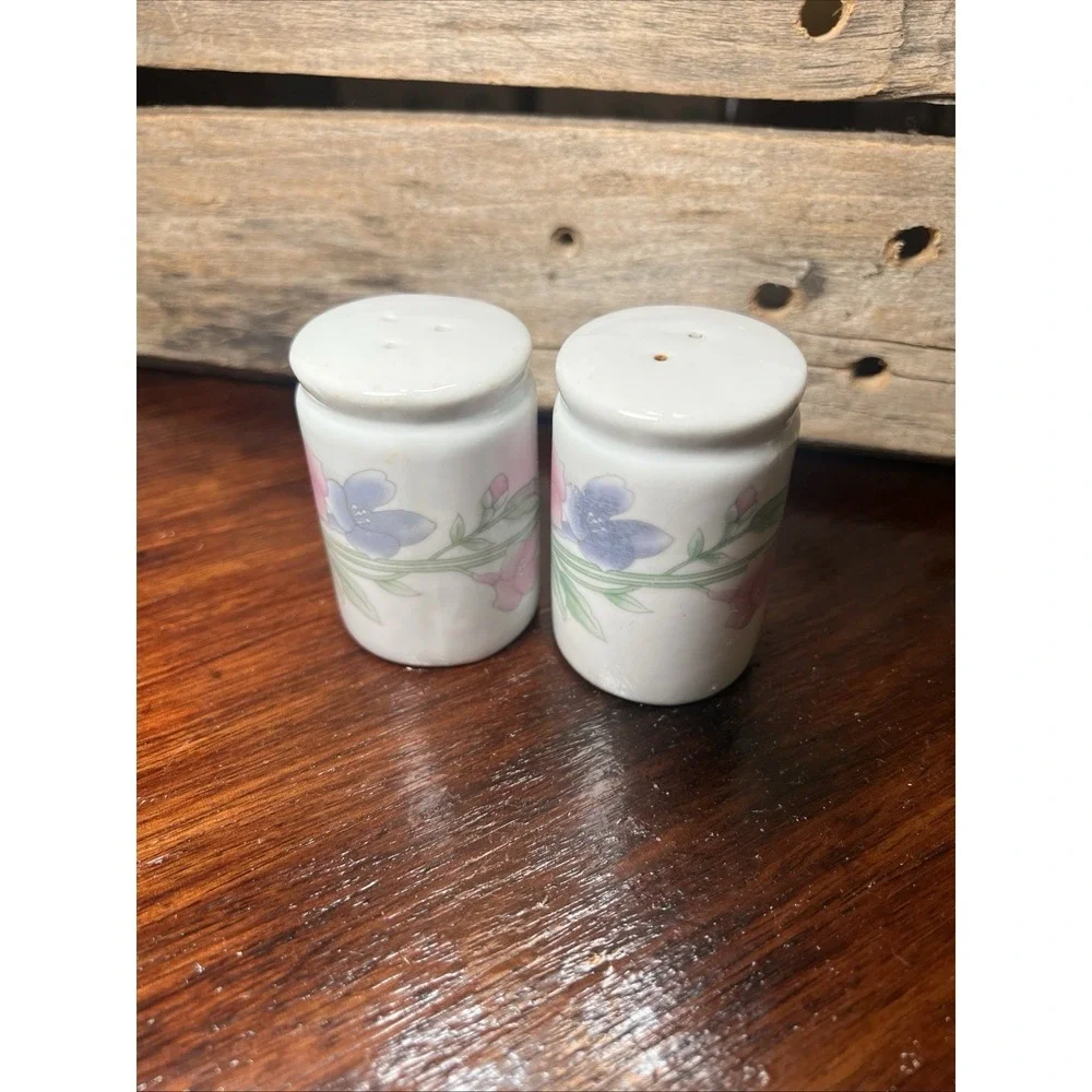 White Column Trumpet Vine Flower Salt and Pepper Shakers Ceramic Classic